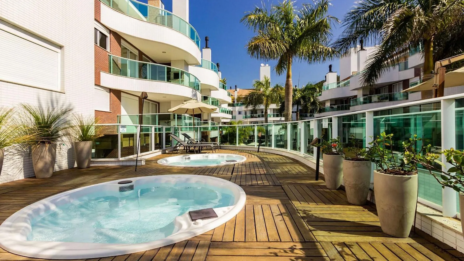 Boulevard Bombinhas: Luxury Beachfront Penthouse with Private Jacuzzi 0*, Bombinhas